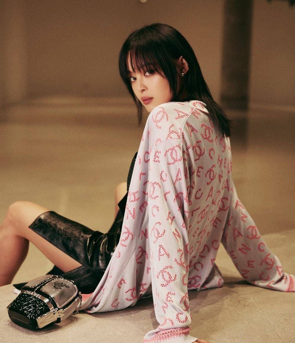 开衩 辛芷蕾厉害，4万4的皮裤开衩到大腿，配蝴蝶结内搭霸气不失甜美