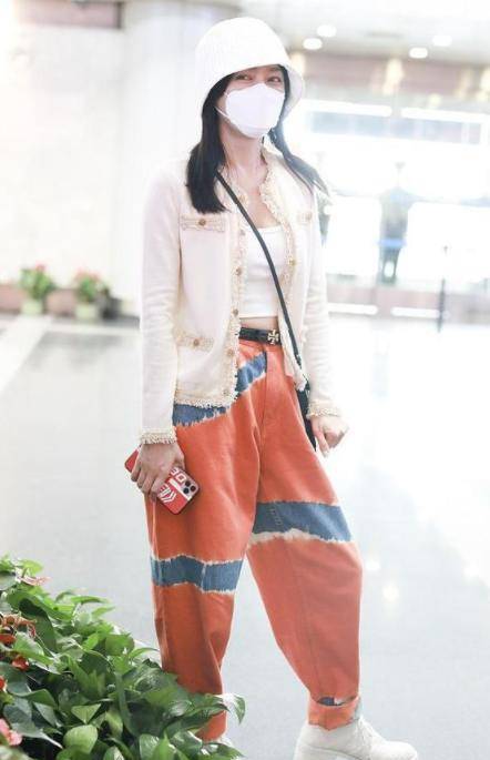 气息 一代性感女神秦岚，对方不仅永葆童颜，穿衣也相当少女