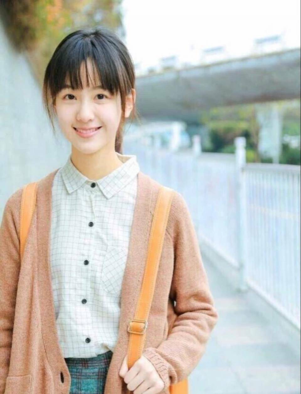 长发 陈都灵旗袍造型太惊艳！长发披肩五官清丽惹人怜，自曝体重引热议