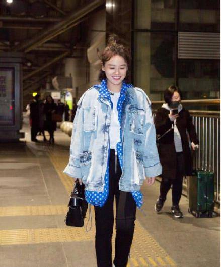 卫衣叠 马思纯真的瘦回去了！牛仔外套搭配休闲裤很青春，丸子头更显甜美