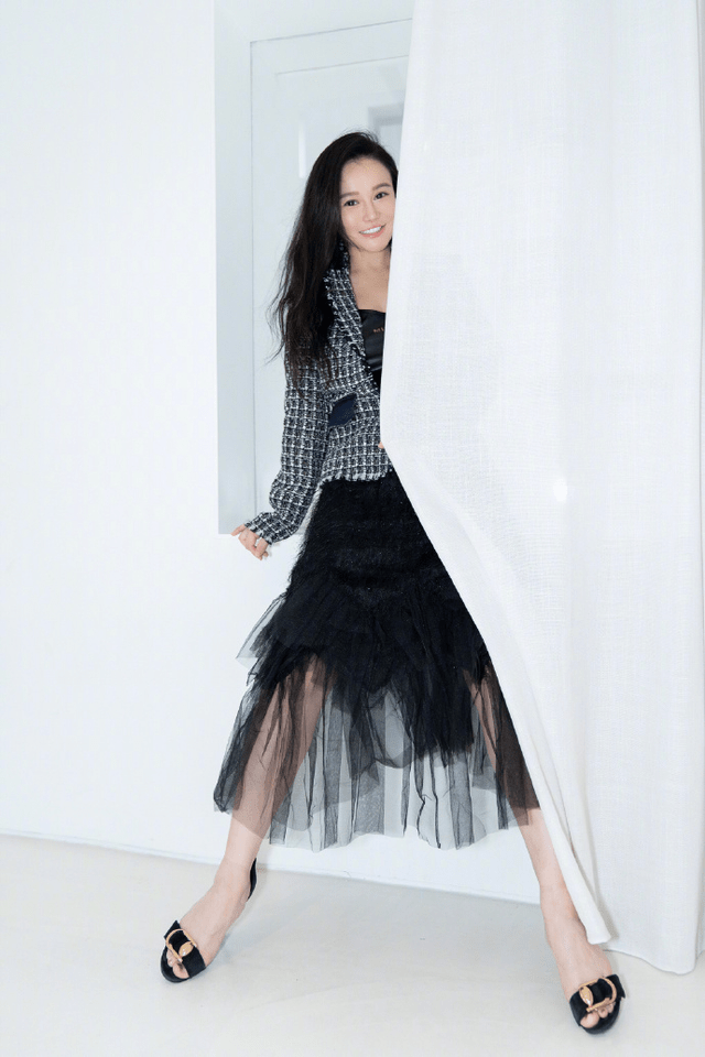 高跟鞋 冉莹颖“S”型身材太惊艳！穿白色斜肩连衣裙优雅大气，性感精致