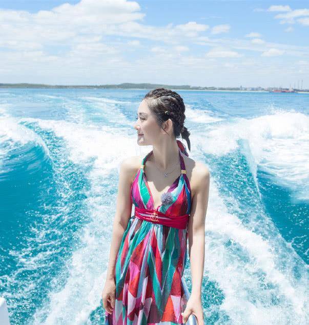 显得 谢娜这一身好显瘦，穿斗篷外套搭运动裤，时髦也很显气质！