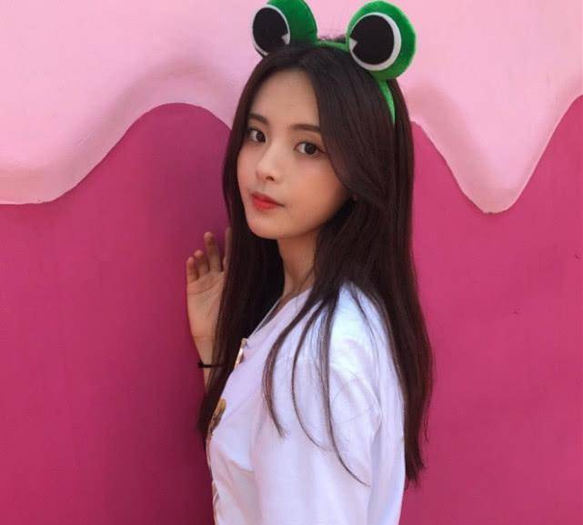 显得 苏芮琪来了，穿牛仔背心好酷，这气质和杨超越差别就大了！