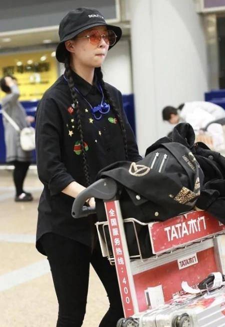 黑色 22岁小彩旗真的长大了，一身黑造型现身机场，走路带风尤为成熟