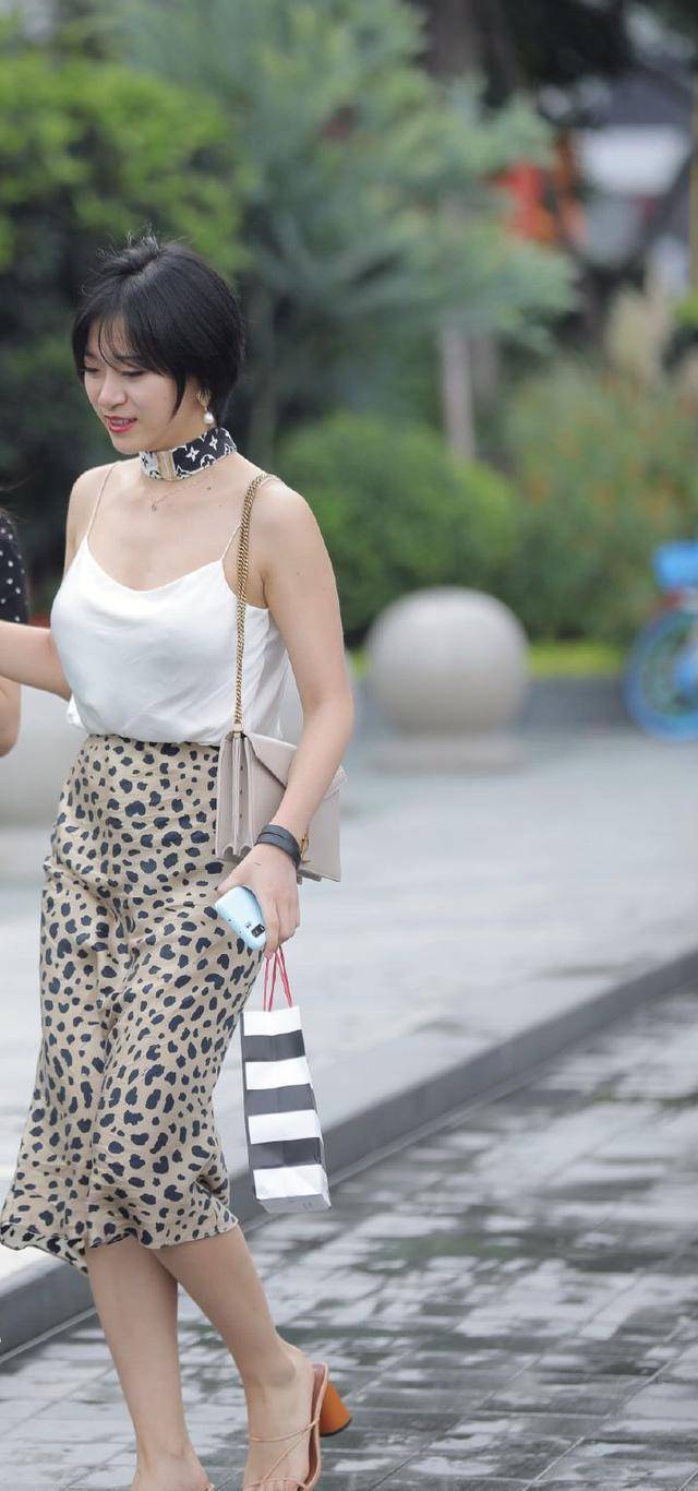 短裙吊带背心+豹纹短裙让40岁女人更时尚