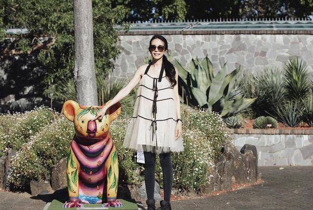 身材 莫文蔚不愧是“腿精”！连衣裙配黑色打底裤，“小鸟腿”好惊艳