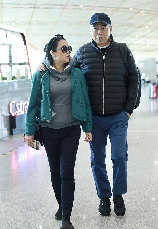 感觉 陈红穿貂绒外套出门,气质太有阔太范,连陈凯歌都没她抢镜