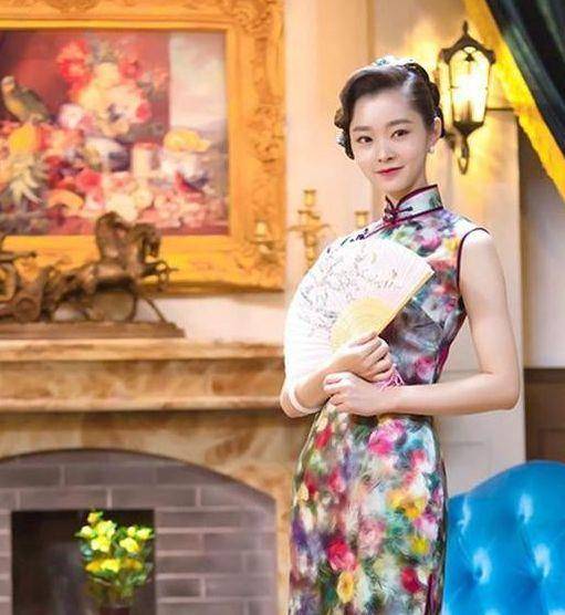 长发 陈都灵旗袍造型太惊艳！长发披肩五官清丽惹人怜，自曝体重引热议