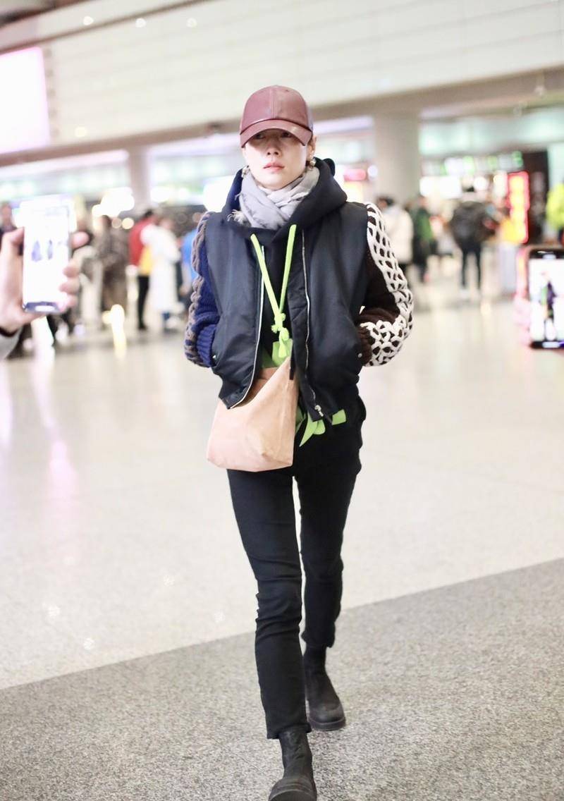 眼袋 马伊琍大步流星走机场,43岁穿成“叛逆少女”,帽子遮不住眼袋