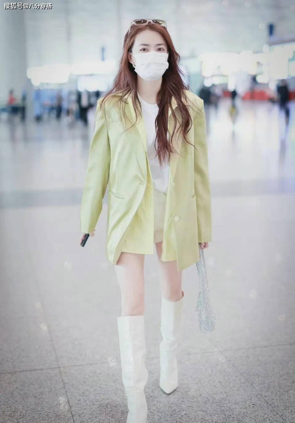 白卫衣 徐璐私服太时尚，白卫衣配牛仔裤都如此时髦，看起来像18岁的少女