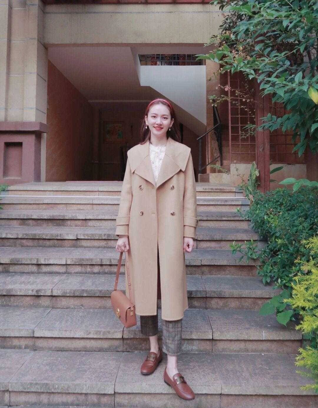 感觉 小姐姐穿出小家碧玉的感觉？只用一件大衣配上九分裤，时尚又洋气
