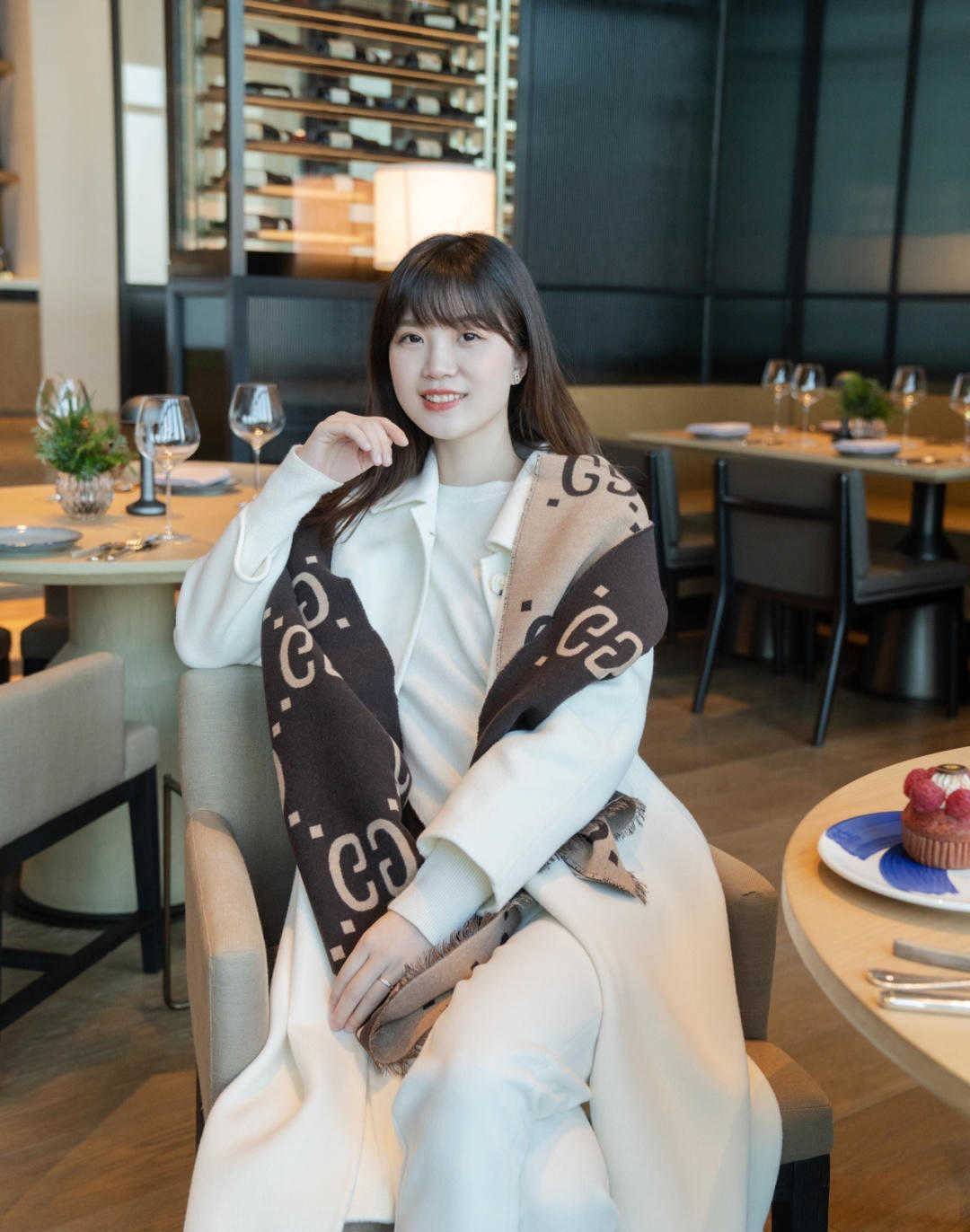 感觉 小姐姐穿出小家碧玉的感觉?只用一件大衣配上九分裤,时尚又洋气