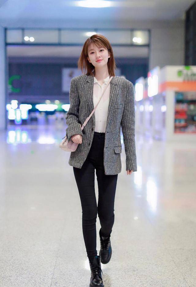 身材 乔欣终于秀身材!身穿白色V领连衣裙清新优雅,大长腿实力抢镜