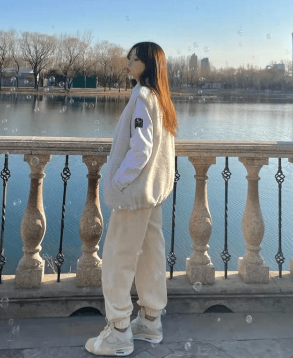 卫衣 李小璐真会穿，羽绒服搭配牛仔短裤，时尚感满满