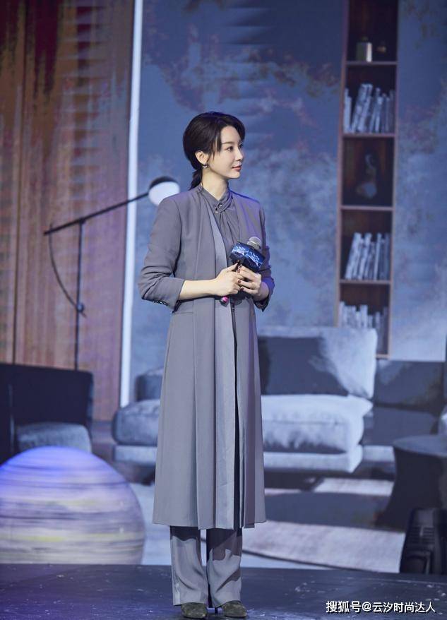 女强人 陈数穿白色露背连衣裙,高级不失优雅,气质温柔也太好看了