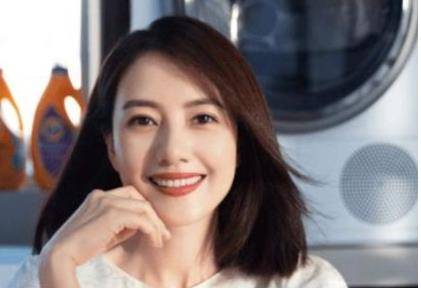 关键高圆圆活动生图曝光，42岁厚重滤镜难掩美貌，采访也忍不住说老公