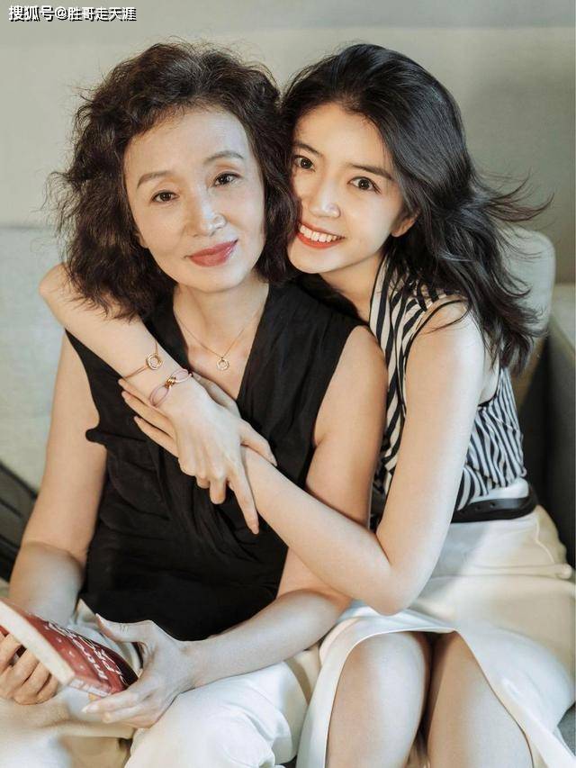 职场 成熟女人学习三木妈妈的穿搭,时尚优雅,让你又年轻好几岁