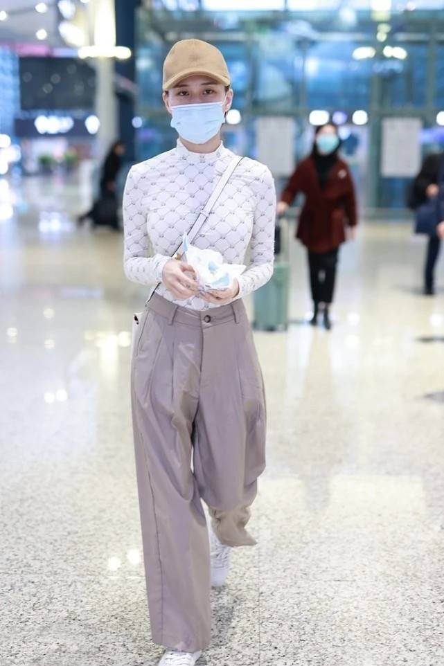 真名 何超莲才是真名媛，紧身上衣+阔腿裤好精致，秀出了身材还显高级