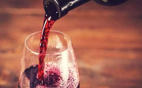 睡眠|为什么女明星喜欢喝红酒？睡前喝红酒，到底能给女性带来哪些好处