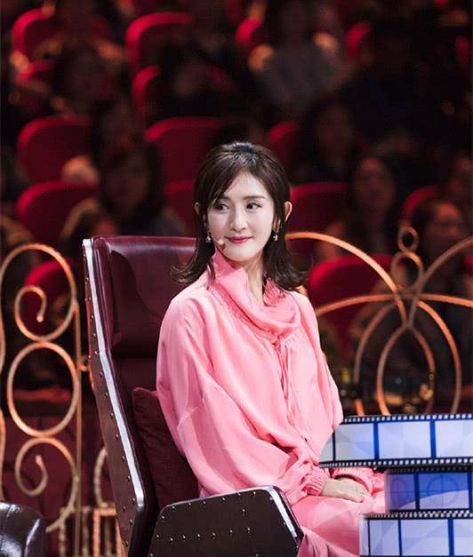 显得 谢娜这一身好显瘦，穿斗篷外套搭运动裤，时髦也很显气质！