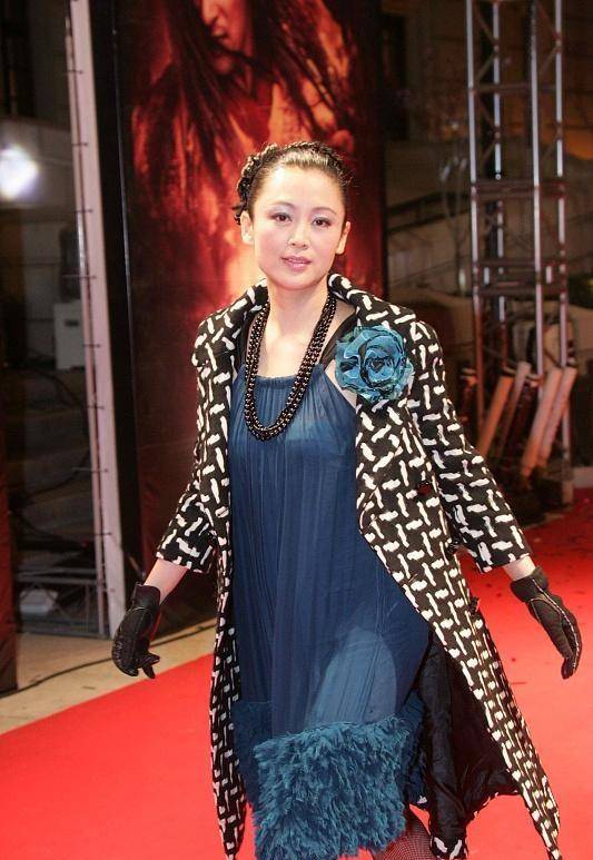 感觉 陈红穿貂绒外套出门,气质太有阔太范,连陈凯歌都没她抢镜