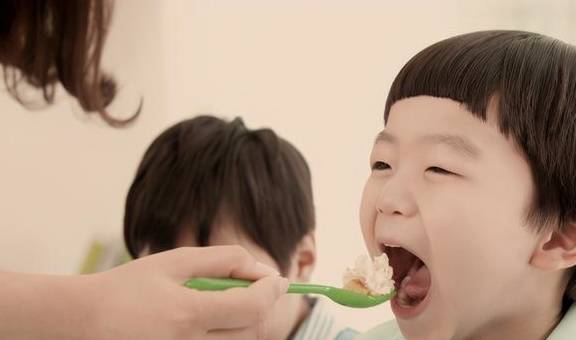 常给孩子吃“这碗饭”，看似健康好吸收，实则伤牙又损脾胃！