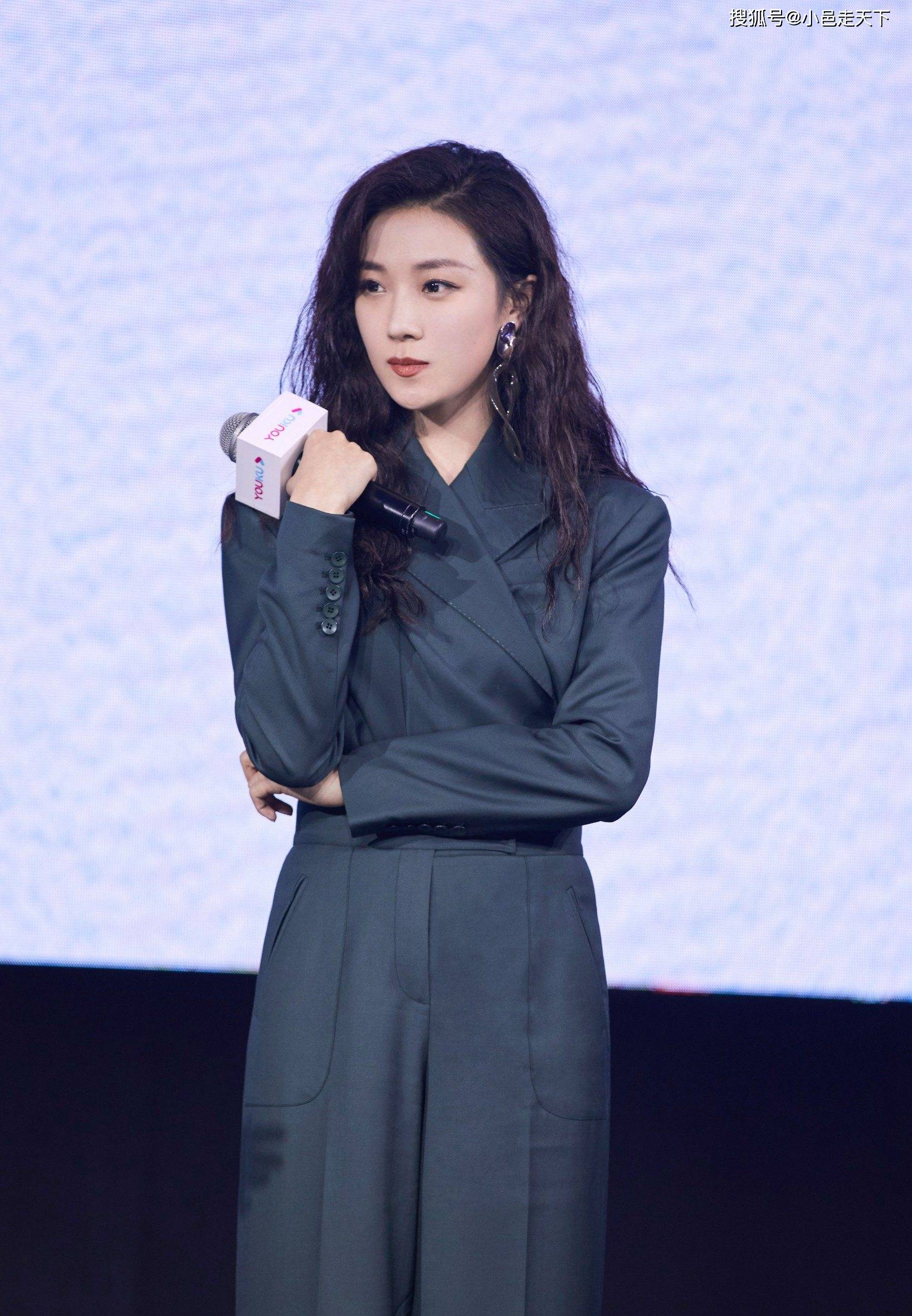 管韧姿绿色长裙户外写真