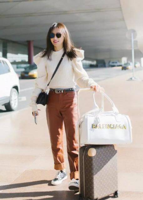 气息 一代性感女神秦岚，对方不仅永葆童颜，穿衣也相当少女