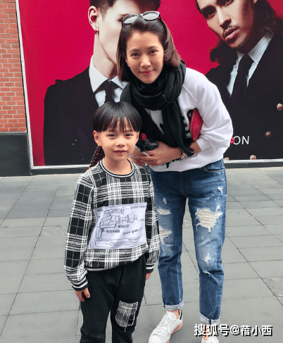 中年人 袁咏仪气质感真好，穿黑色上衣朴素却不普通，50岁女人该好好学学