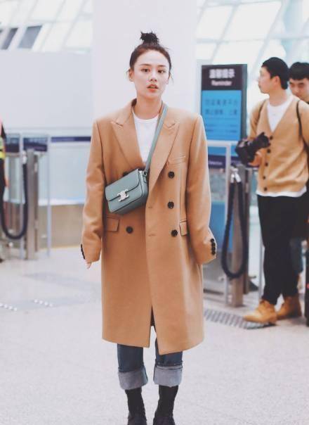 卫衣叠 马思纯真的瘦回去了！牛仔外套搭配休闲裤很青春，丸子头更显甜美