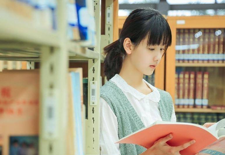 长发 陈都灵旗袍造型太惊艳！长发披肩五官清丽惹人怜，自曝体重引热议