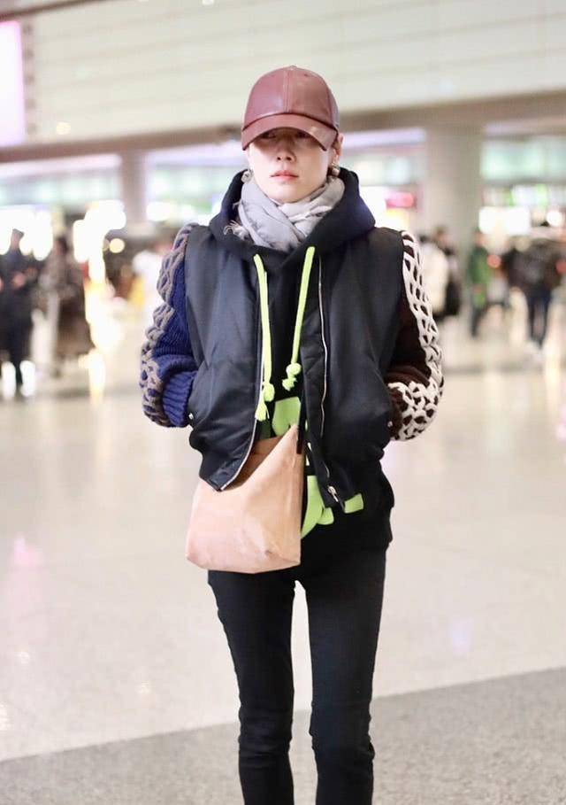 眼袋 马伊琍大步流星走机场,43岁穿成“叛逆少女”,帽子遮不住眼袋