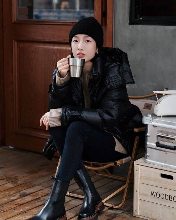 下半身 会“打扮”的女人，秋冬穿衣都选这3套羽绒服，保暖不说还时髦