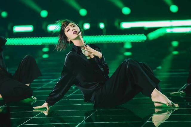佟丽娅 佟丽娅离婚后开始蜕变,一身女团风造型赤脚热舞,气场都强大不少