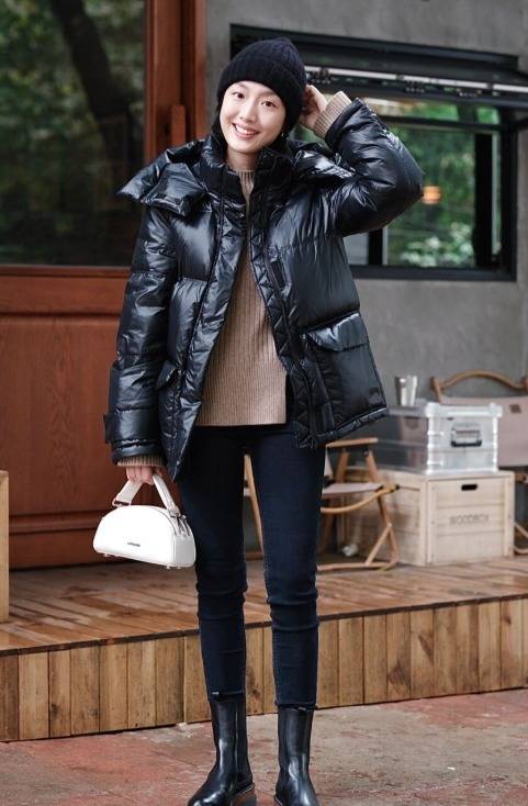 下半身 会“打扮”的女人，秋冬穿衣都选这3套羽绒服，保暖不说还时髦
