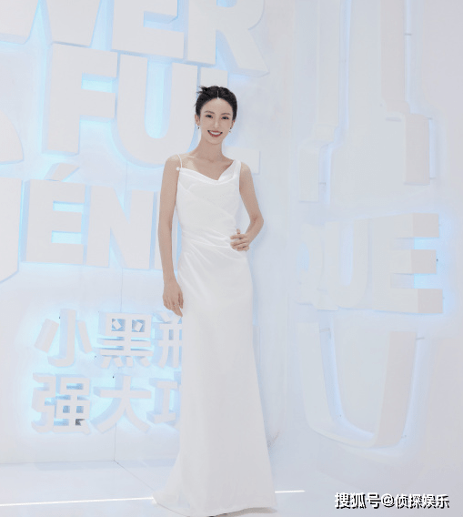 活动金晨活动生图曝光，穿吊带白裙又高又瘦，腕线过裆身材比例完美