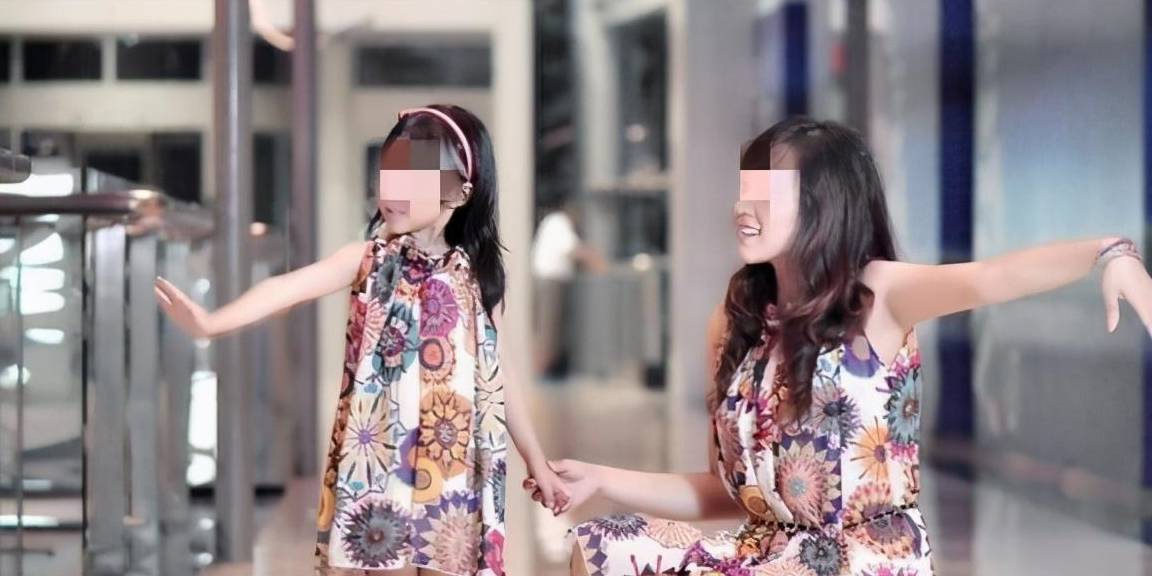 单眼皮妈妈带7岁女儿割双眼皮，整容从娃娃抓起，畸形审美毁孩子一生