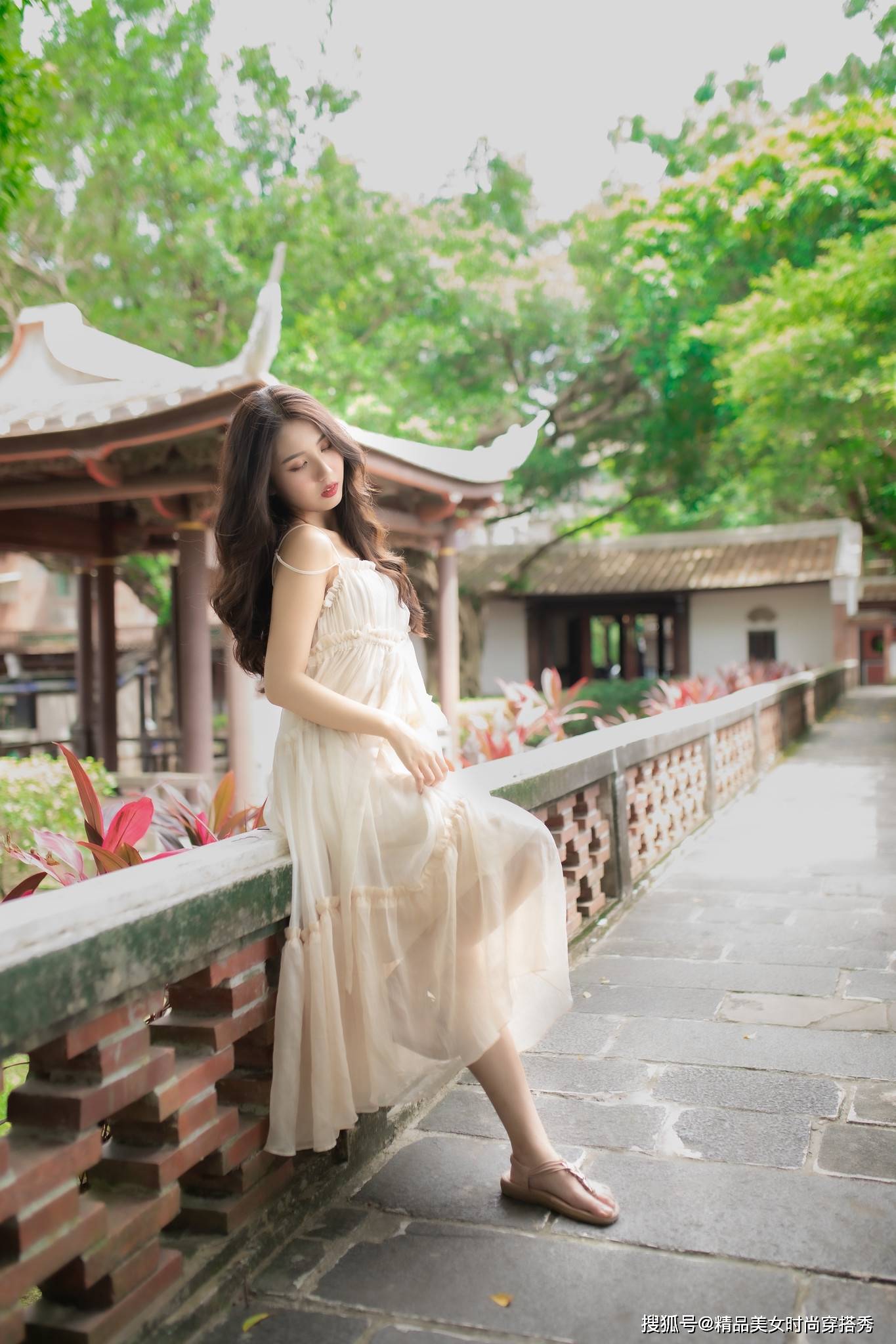 面料 性感的吊带连衣裙，细细的吊带，收腰压褶的设计甜美减龄又迷人