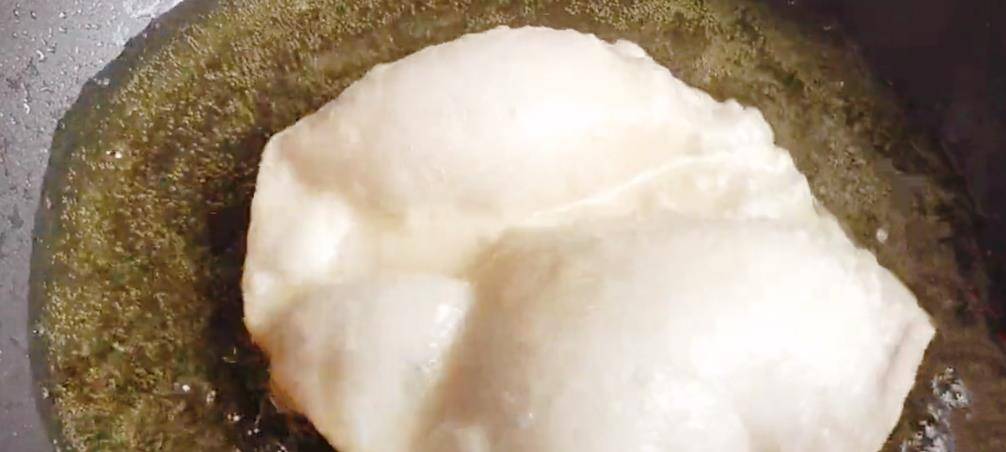 做法|早餐做这个大饼，开水一烫，无添加，15分钟搞定，柔软筋道鼓大泡