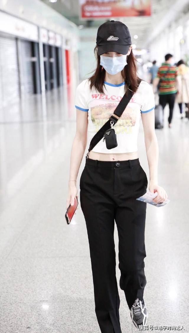 因为 金晨太可爱了,牛油果绿小上衣搭黑色碎花裙,活力满分