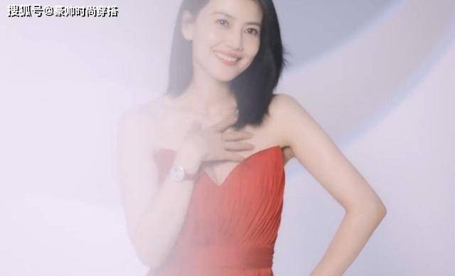 显得 高圆圆气质太好，黑白波点裙清爽又大方，状态是超美的