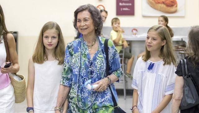 王储 西班牙王室穿衣也朴素，女王储穿背心短裤出门，和普通小孩没区别