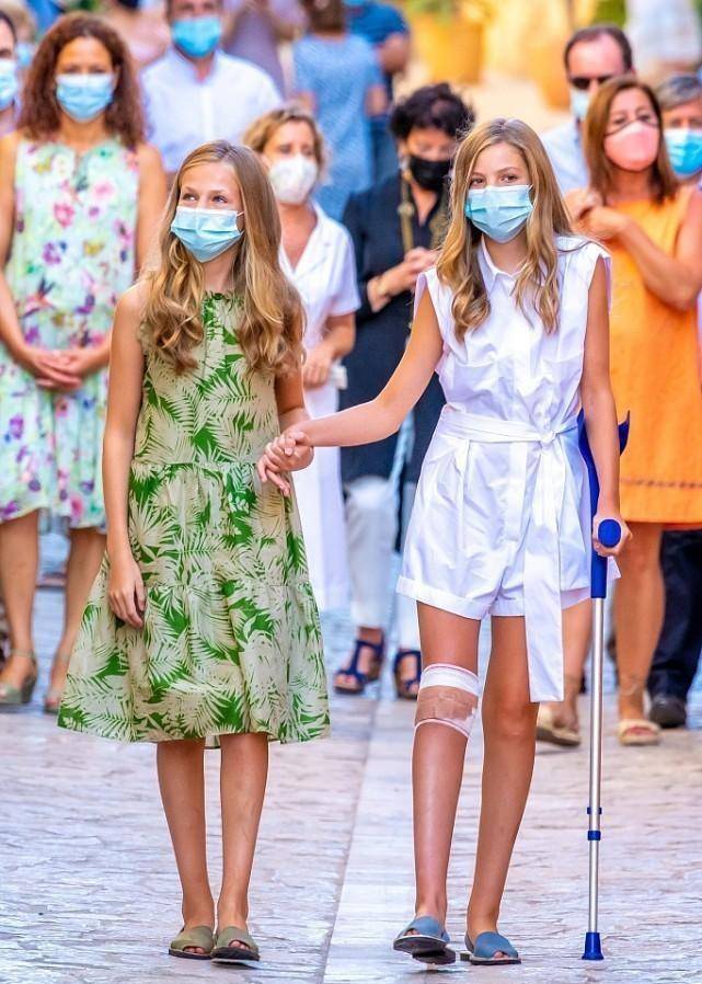 王储 西班牙王室穿衣也朴素，女王储穿背心短裤出门，和普通小孩没区别