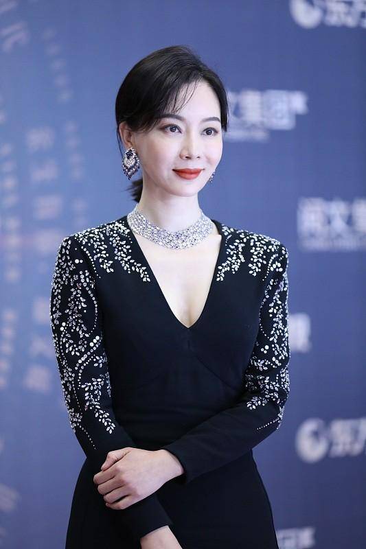 马尾 40+的陈数凭气质成功“出圈”，穿着黑色长裙配低马尾，优雅大气