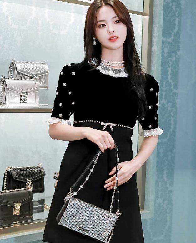 设计 穿上高级感立现，女神都值得拥有，白色带一点点仙气小香风