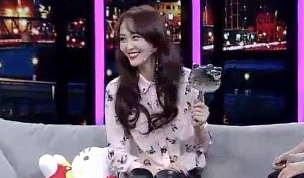 什么|李静翻看唐嫣包包，拿起一支口红就往嘴上涂，一旁唐嫣脸色都变了