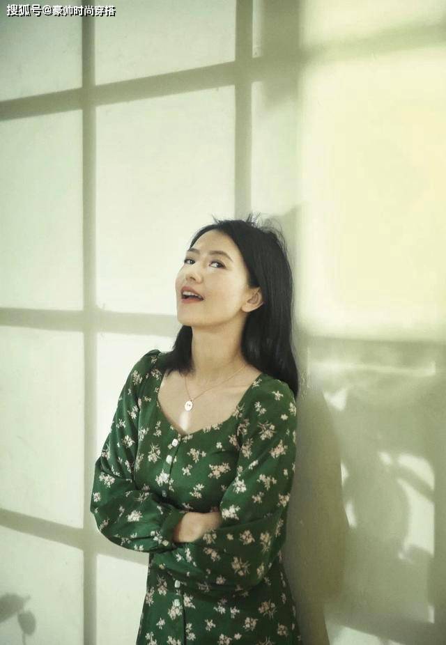 显得 高圆圆气质太好，黑白波点裙清爽又大方，状态是超美的