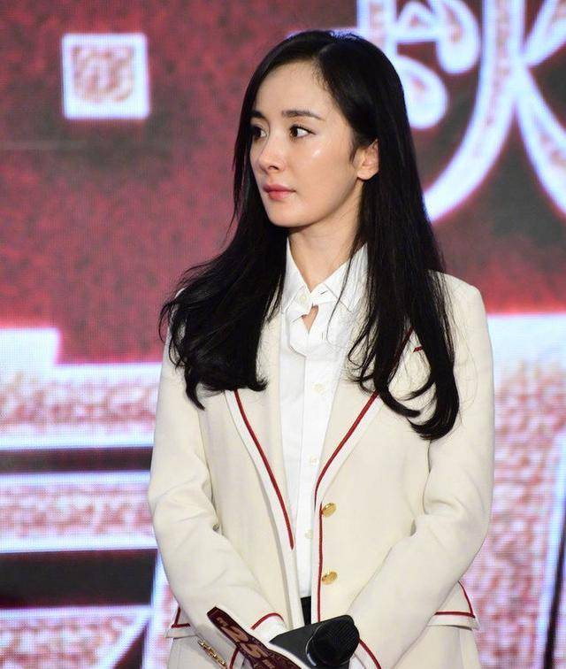 杨幂 杨幂终于不扮嫩了，穿白西装配长靴改走知性风，不P图尽显法令纹