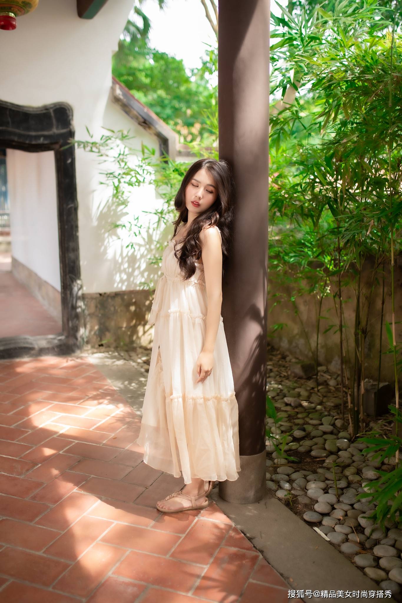 面料 性感的吊带连衣裙，细细的吊带，收腰压褶的设计甜美减龄又迷人