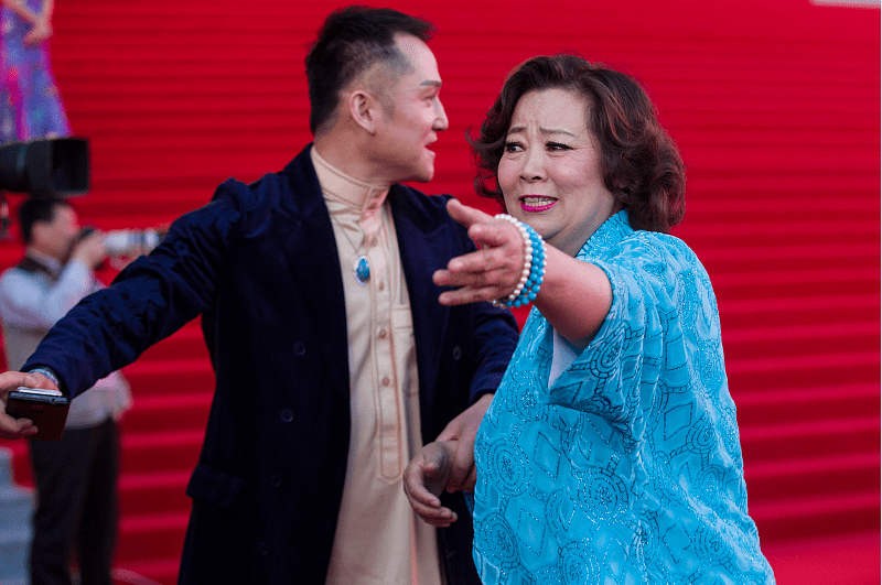 服装 方青卓真是优雅的奶奶，穿亮色服装好年轻，身材胖胖的看着好富态